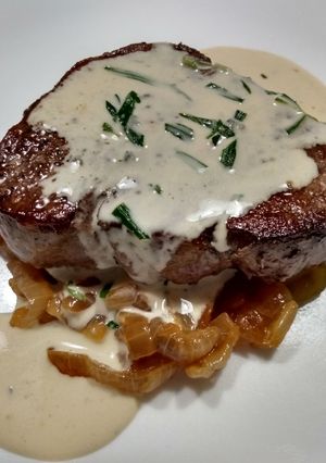 A picture of Blue cheese and tarragon sauce.