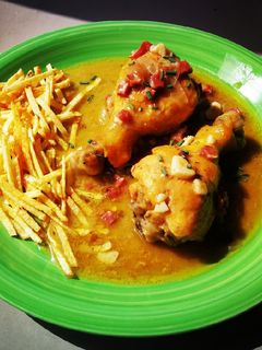 Una foto de Jamoncitos de pollo al vino blanco con patata paja 🐔