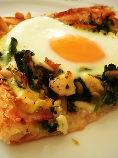 Una foto de Hojaldre de espinacas, bacon, queso fresco y huevo (Spanakopita)