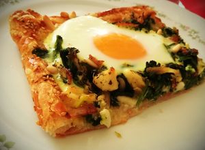 Una foto de Hojaldre de espinacas, bacon, queso fresco y huevo (Spanakopita)