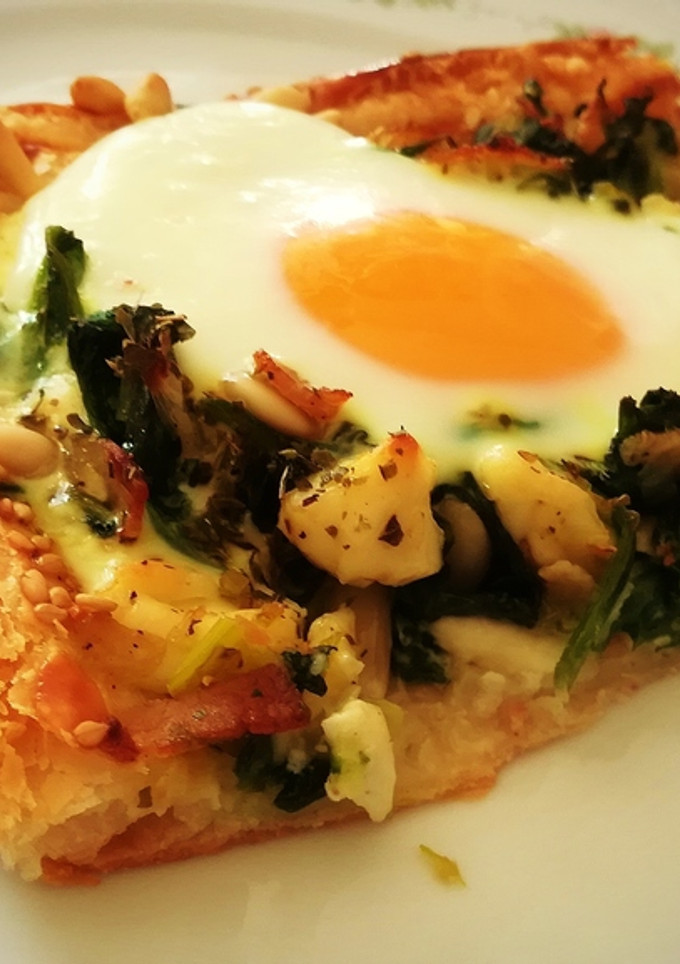 Una foto de Hojaldre de espinacas, bacon, queso fresco y huevo (Spanakopita)