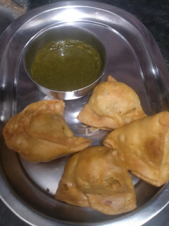 समोसे विथ ग्रीन चटनी (Samose with green chutney recipe in hindi) रेसिपी मुख्य फोटो