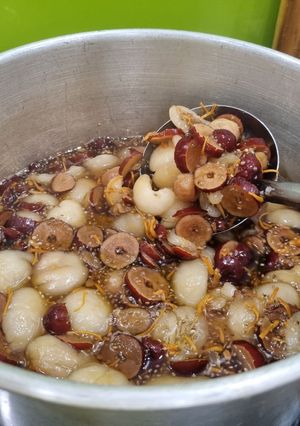 A picture of Mixed Longan and Fruit Sweet Soup (Chè Nhãn Nhục Thập Cẩm).