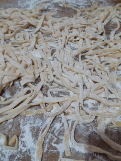 Una foto de Tallarines caseros de pollo con salsa 4 queso