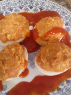 Una foto de Huevos con atún y tomate