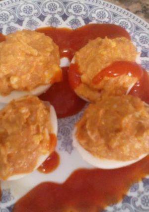 Una foto de Huevos con atún y tomate