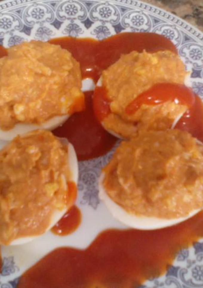 Una foto de Huevos con atún y tomate