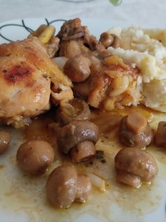Una foto de Pollo con champiñones y puré de patata