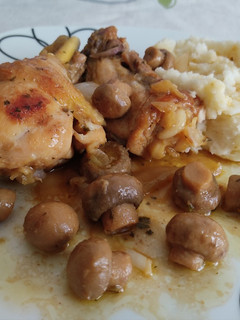 Una foto de Pollo con champiñones y puré de patata