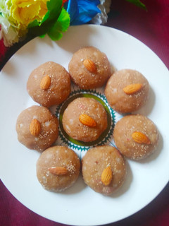ચૂરમાં ના લાડુ (Churma Ladoo Recipe In Gujarati) રેસીપી મુખ્ય ફોટો
