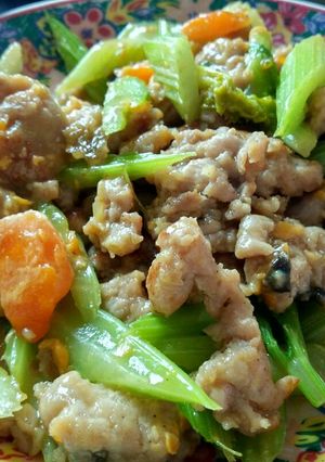 รูปของ หมูเด้งผัดเซเลอรี่ไข่เค็ม
