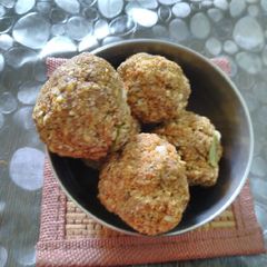 A picture of Oats ladoo.