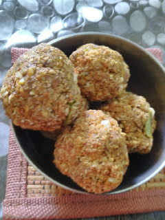 A picture of Oats ladoo.