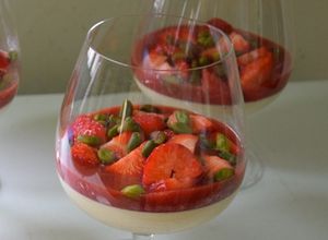Une photo de Panna cotta à la pistache, coulis de fraises (IG bas)