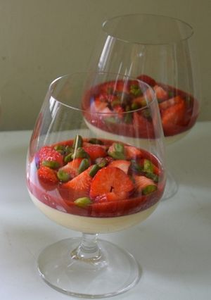 Une photo de Panna cotta à la pistache, coulis de fraises (IG bas)