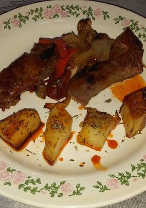 Una foto de Vacío al horno con papas