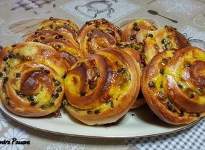 Foto di Girelle con crema pasticcera e gocce di cioccolato