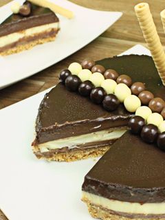 Una foto de Tarta de 3 Chocolates SIN HORNO y Fácil
