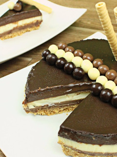 Una foto de Tarta de 3 Chocolates SIN HORNO y Fácil