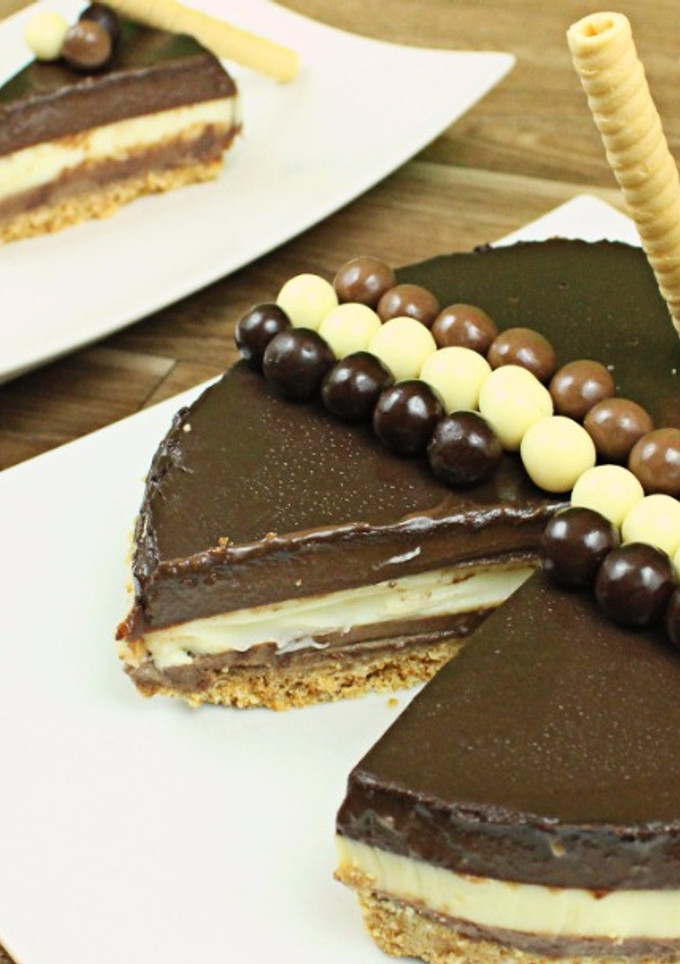 Una foto de Tarta de 3 Chocolates SIN HORNO y Fácil