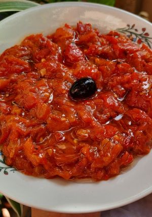 Une photo de Hmiss aux poivrons et piments rouges 🌶
