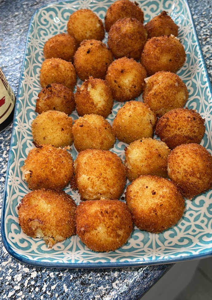 Una foto de Bolitas de patata 🥔 3 quesos 🧀
