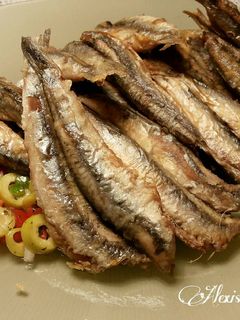 Una foto de Anchoas fritas sobre cama de picadillo de ensalada