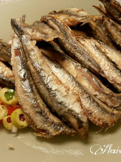 Una foto de Anchoas fritas sobre cama de picadillo de ensalada