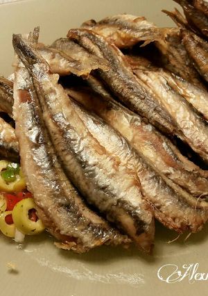 Foto principal de Anchoas fritas sobre cama de picadillo de ensalada