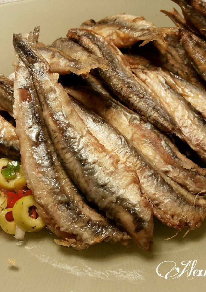 Una foto de Anchoas fritas sobre cama de picadillo de ensalada