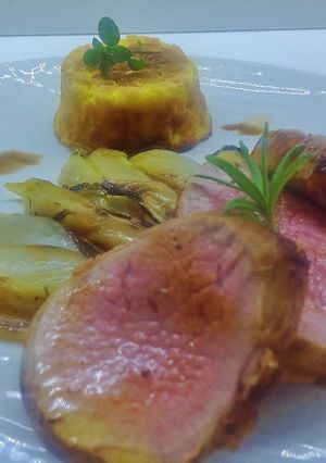Foto di Girello con insalata belga alla piastra e tortino di patate al curcuma