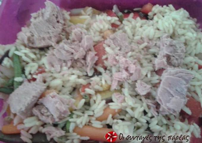 κύρια φωτογραφία συνταγής Σαλάτα με τόνο και καστανό ρύζι που θα λατρέψετε