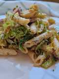 Ensalada de pasta con repollo y salsa de yogur