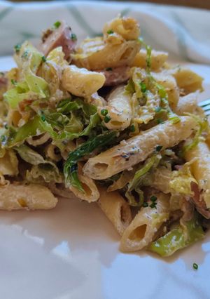 Una foto de Ensalada de pasta con repollo y salsa de yogur