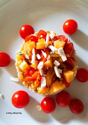 Foto di Orzo, farro e riso con pomodorini ciliegino e peperoni grigliati