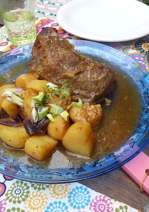 Una foto de Receta De Carne Al Horno Con Ajo Y Cebolla