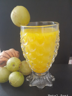 આમળાં અને લીલી હળદર નુ જ્યુસ (Amla Juice Recipe in Gujarati) રેસીપી મુખ્ય ફોટો