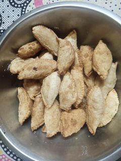 गुजिया (gujiya recipe in Hindi) रेसिपी मुख्य फोटो