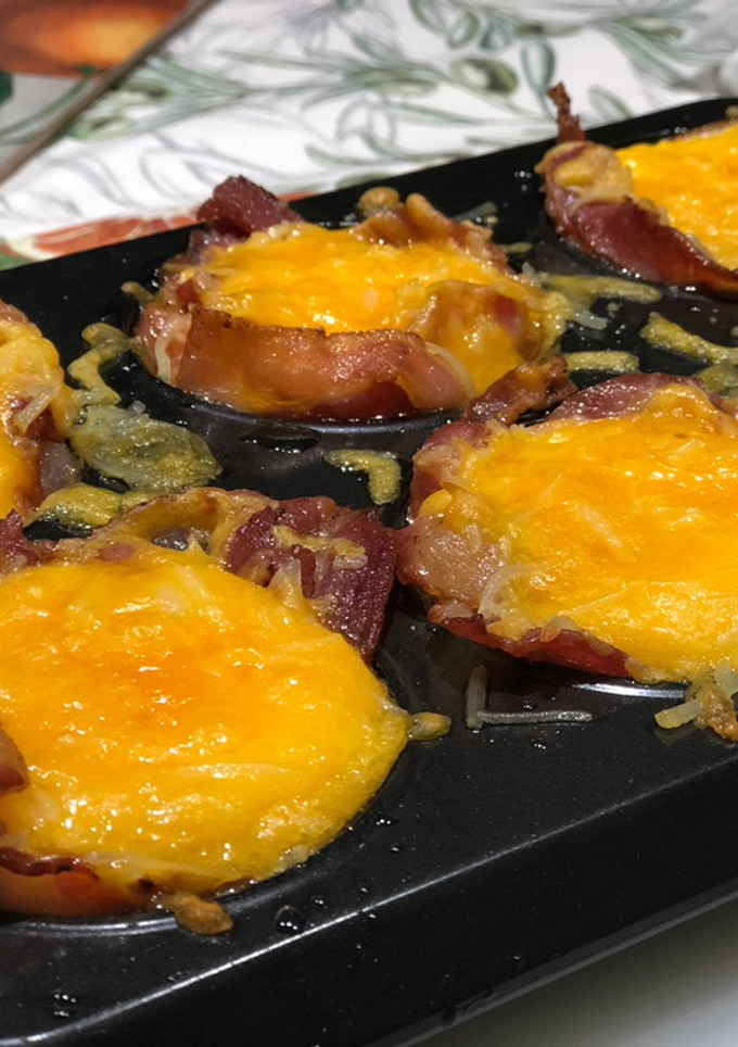 Una foto de Cestitas de bacon y queso
