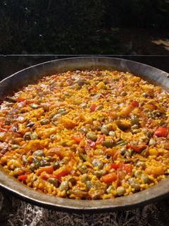 Una foto de Paella de verduras a leña