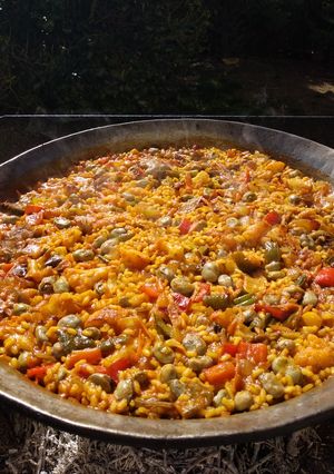 Una foto de Paella de verduras a leña