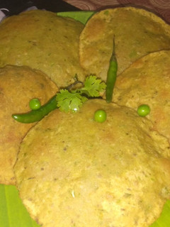 हरे मटर की पूरी (hare matar ki puri recipe in Hindi) रेसिपी मुख्य फोटो