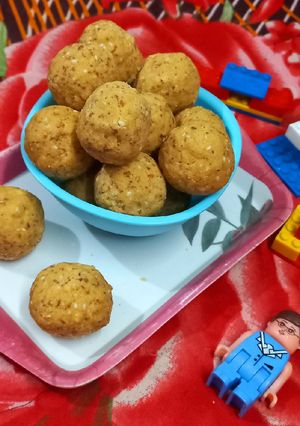 बेसन गोंद घी लेफ्टओवर लड्डु(Besan Gond Ghee Leftover Laddu recipe in Hindi) रेसिपी मुख्य फोटो