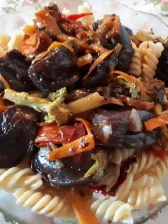 Una foto de Wok de verduras con fideos