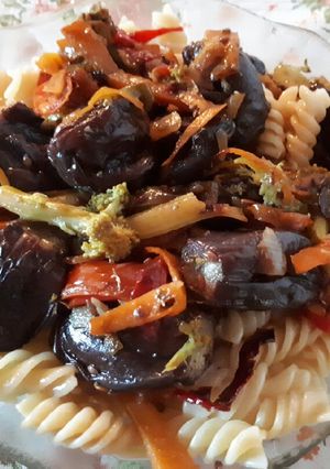 Una foto de Wok de verduras con fideos