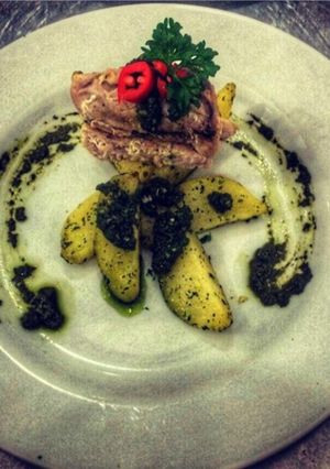 Foto resep Grilled fish and potato wedges with pesto sauce