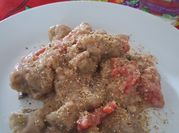 Una foto de champignon con salsa blanca