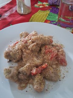 Una foto de Salsa blanca con hongos y tomates vegan