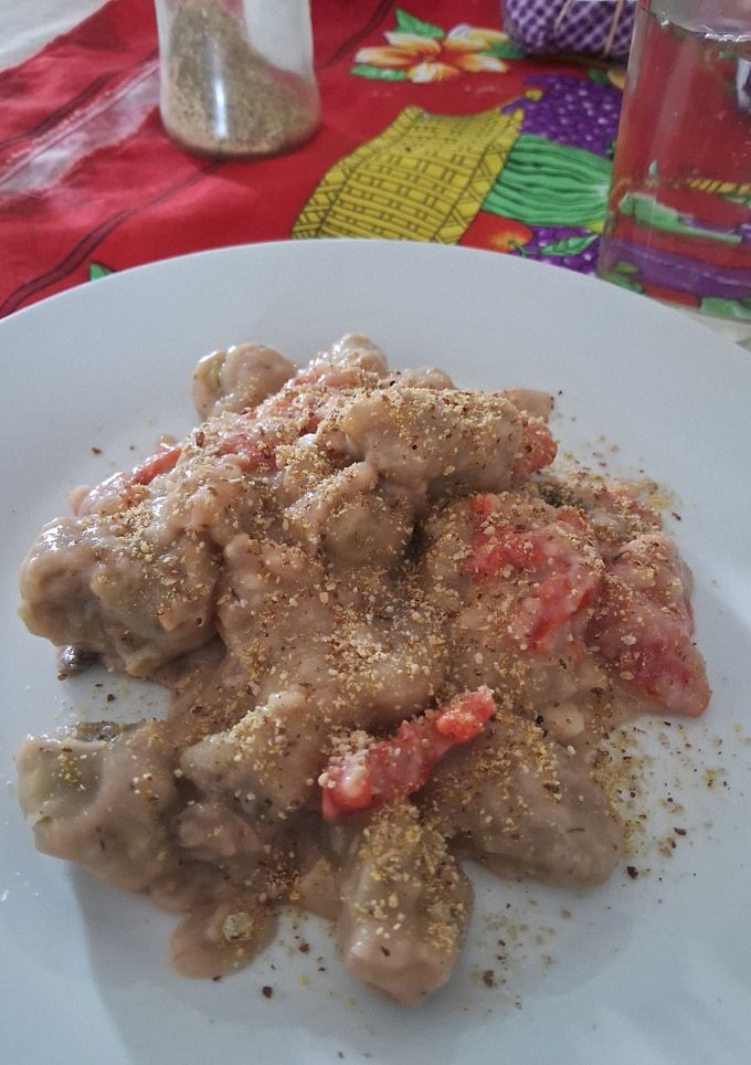 Una foto de Salsa blanca con hongos y tomates vegan