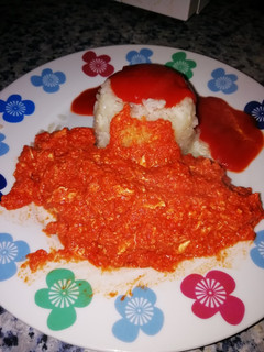 Una foto de Huevos revueltos con tomate frito y arroz blanco